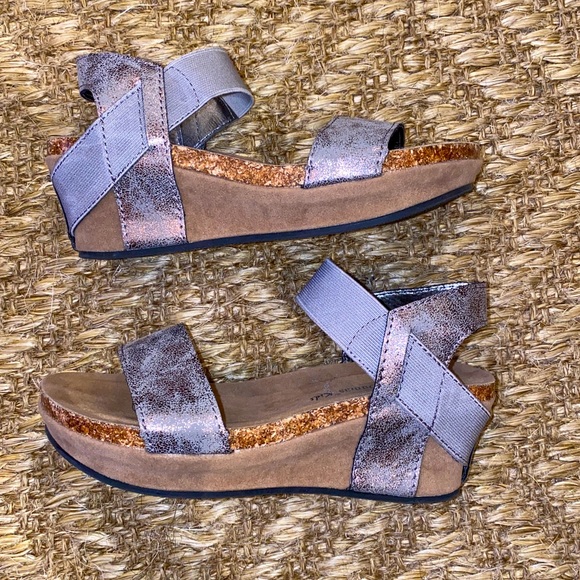 Pierre Dumas Kids Strappy Wedge Metallic/Gray Sandal - Picture 3 of 5
